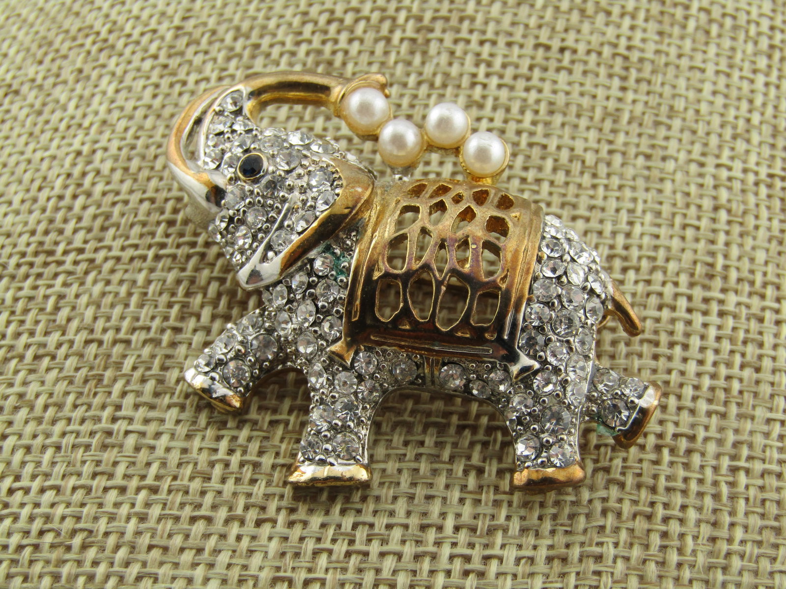 Vintage Elephant Brooch Rhinestones Faux Pearls, 1980's. - 2