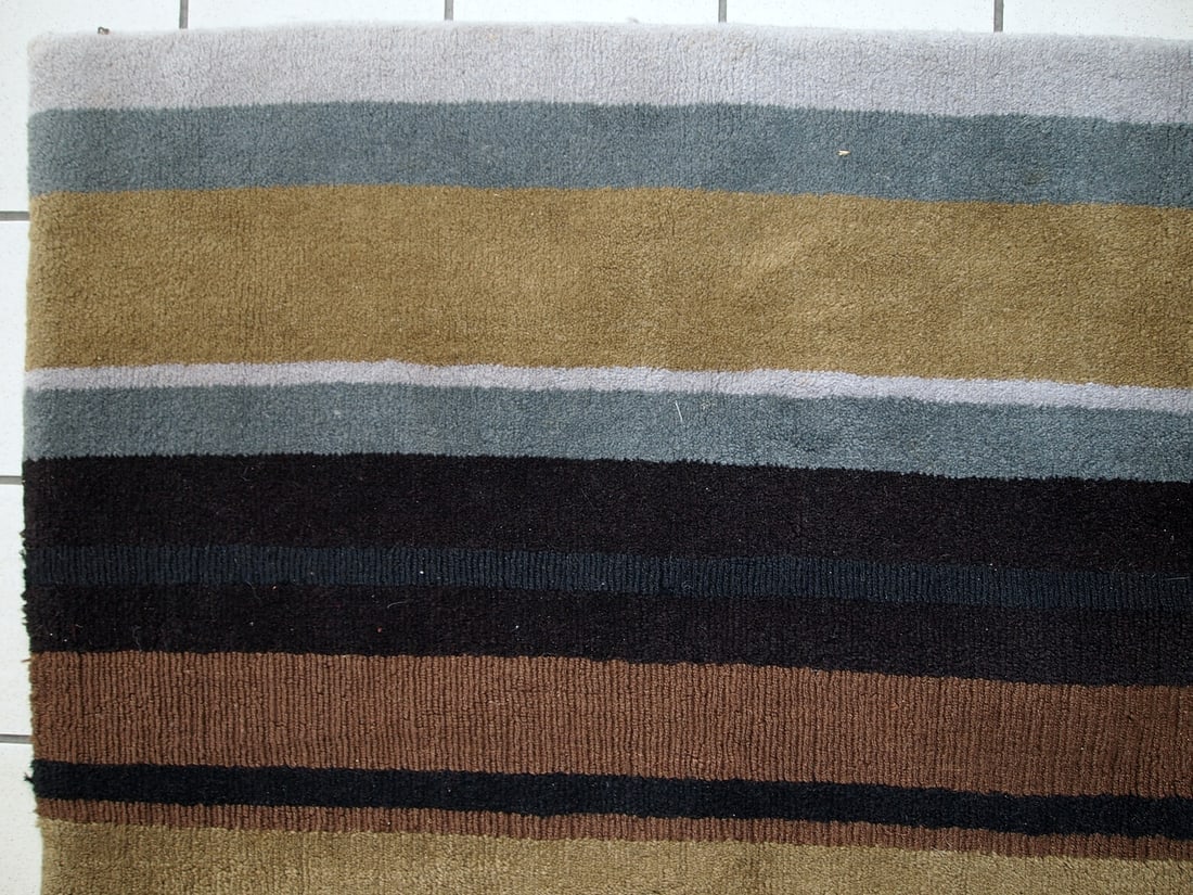 Handmade vintage Indian Modern rug 5.6' x 7.9' (171cm x 241cm) 1980s - 2