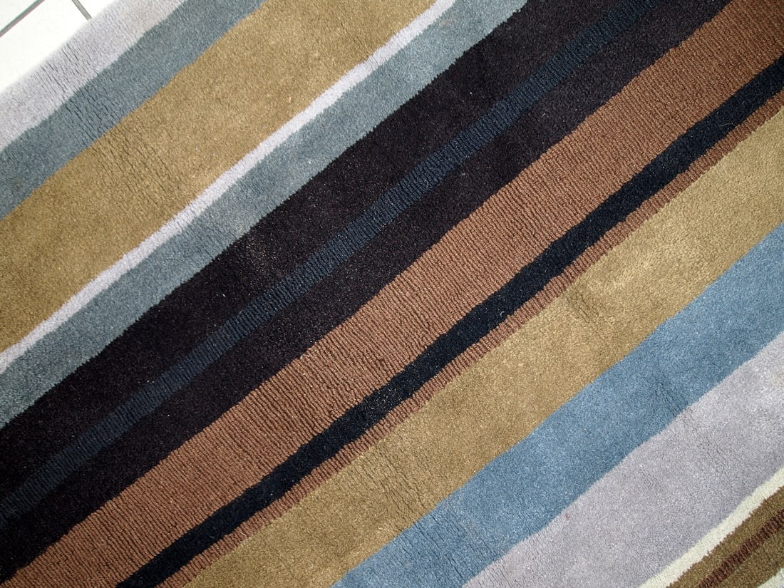 Handmade vintage Indian Modern rug 5.6' x 7.9' (171cm x 241cm) 1980s - 3