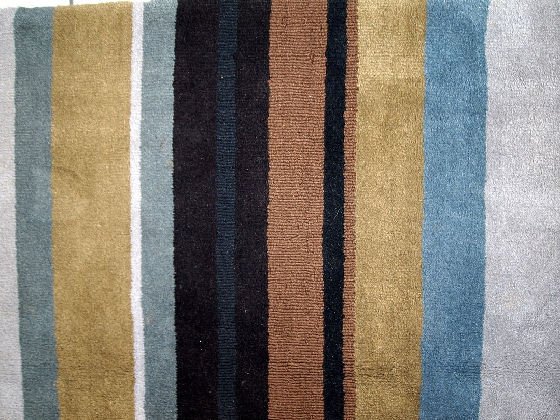 Handmade vintage Indian Modern rug 5.6' x 7.9' (171cm x 241cm) 1980s - 4