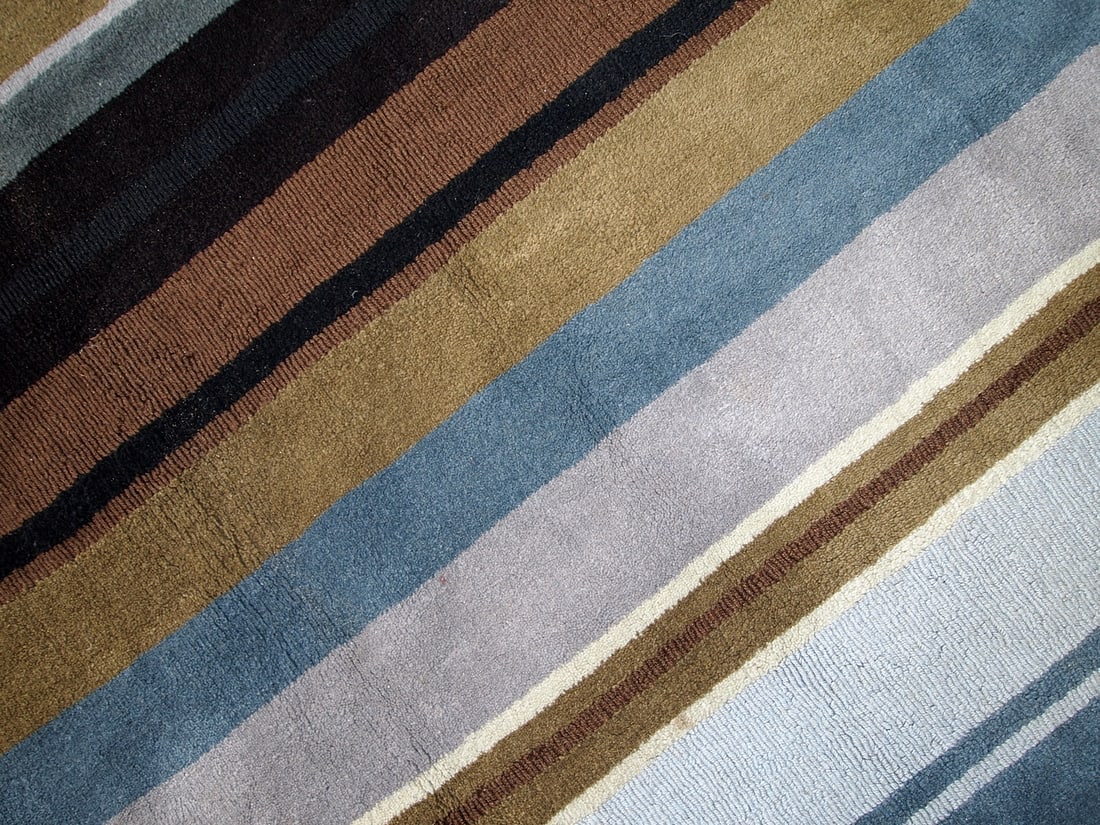 Handmade vintage Indian Modern rug 5.6' x 7.9' (171cm x 241cm) 1980s - 5