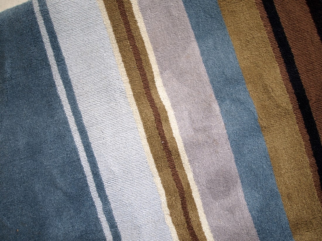 Handmade vintage Indian Modern rug 5.6' x 7.9' (171cm x 241cm) 1980s - 6