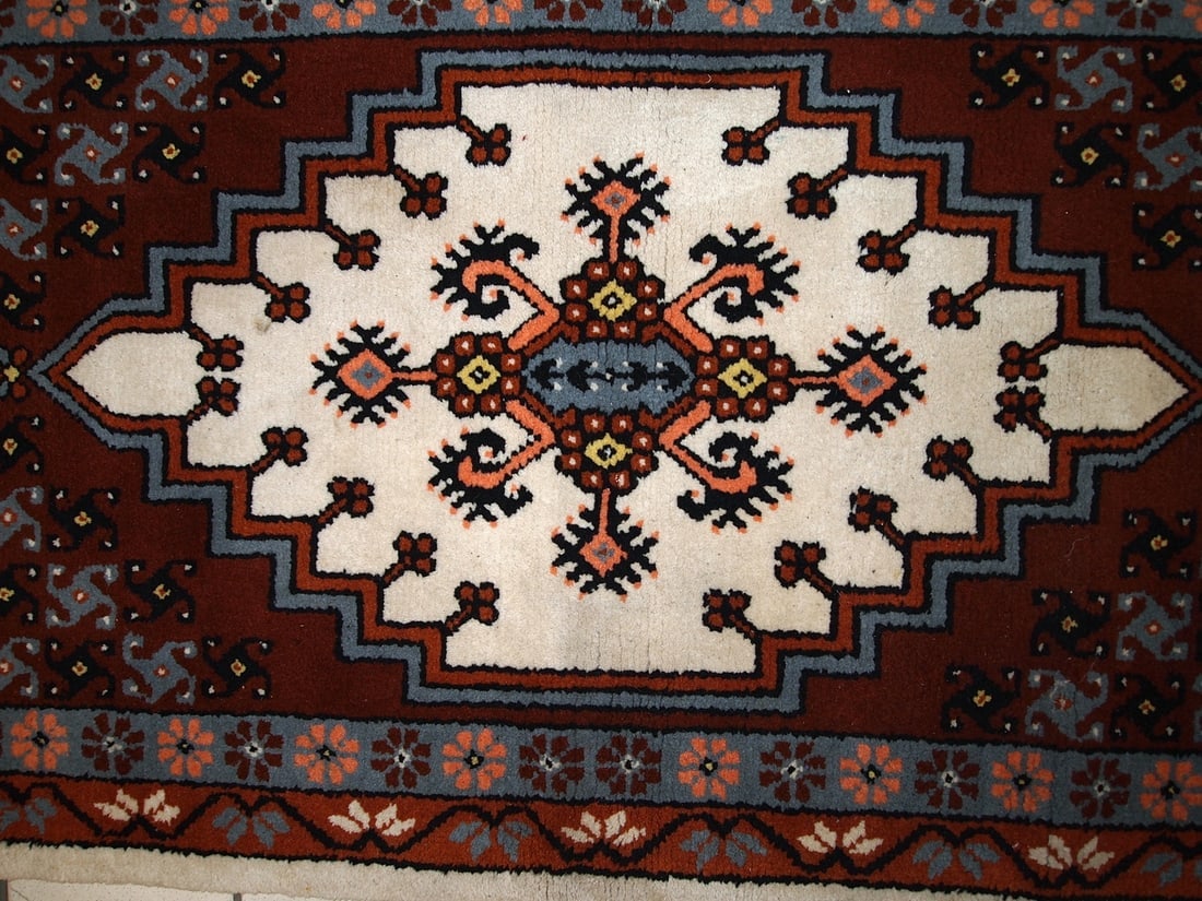Handmade vintage Moroccan Berber rug 2.6' x 5.6' (81cm x 170cm) 1970s - 5