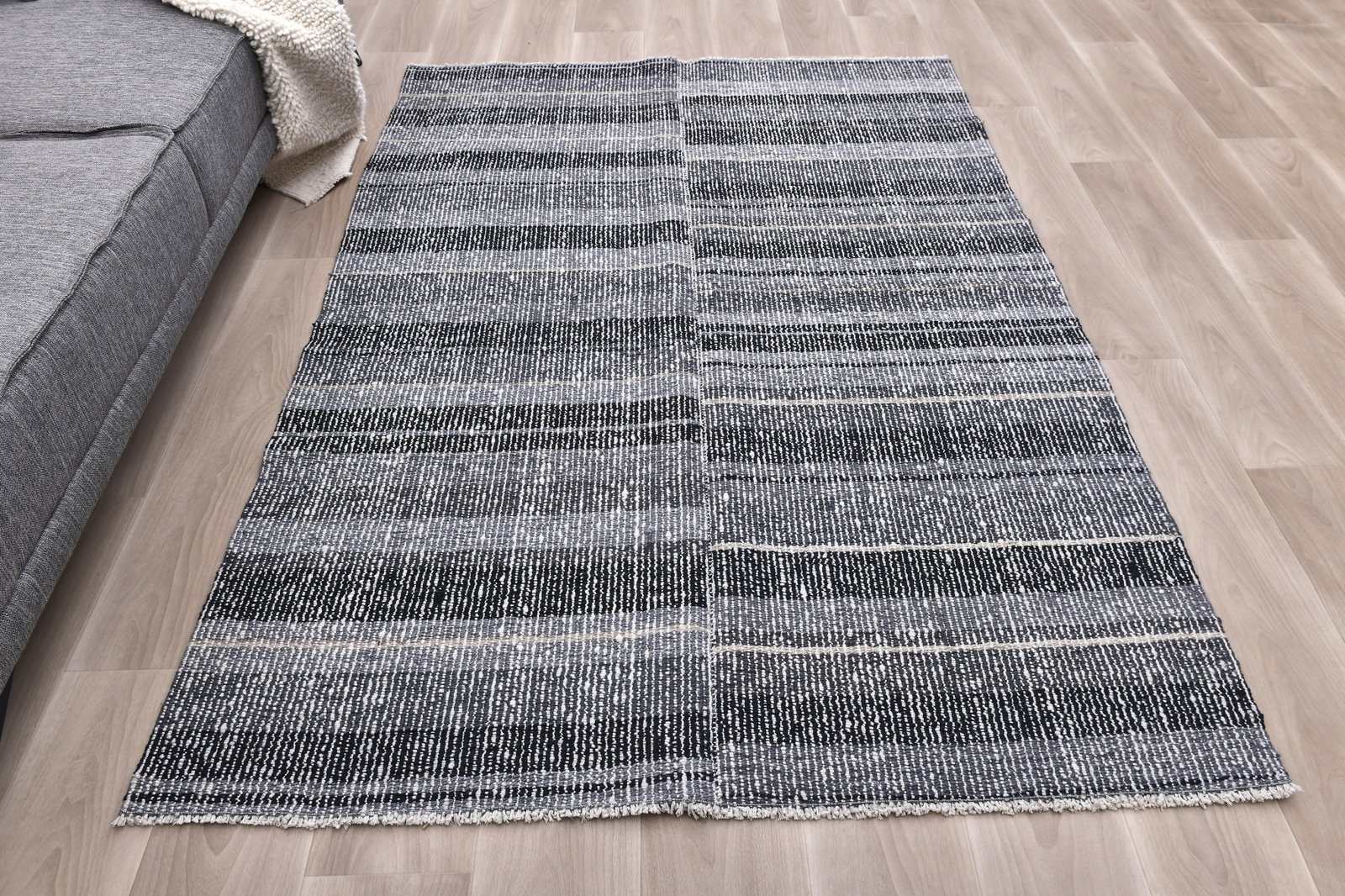 4'9'' x 6'11'' Turkish Handmade Kilim Rug - 241035 - 3