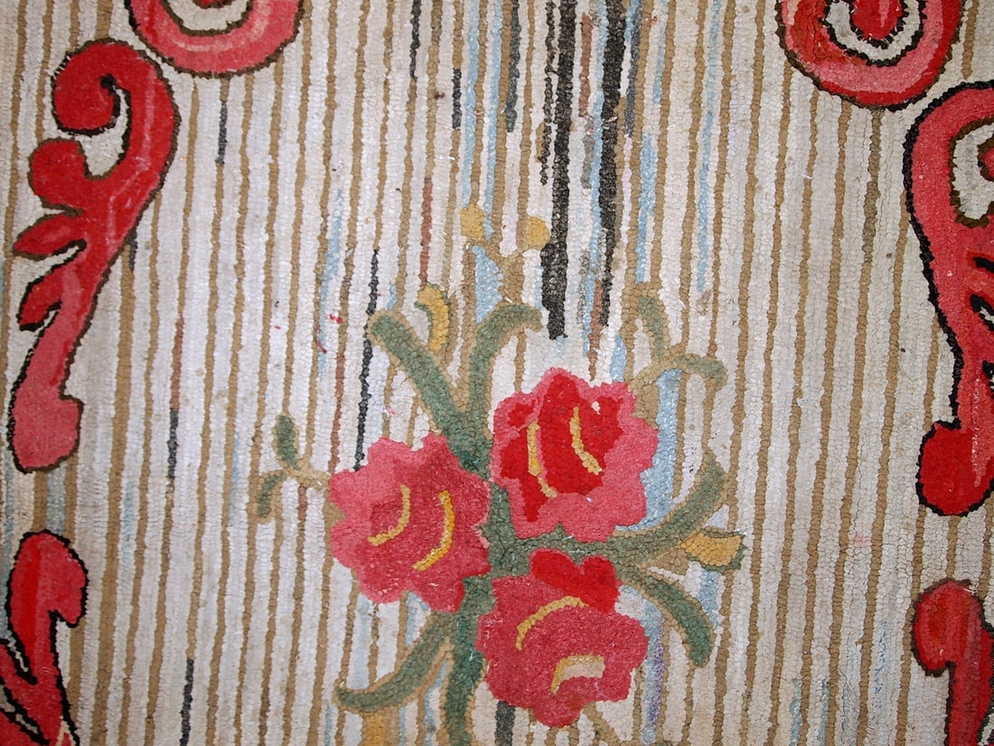 Handmade antique American Hooked rug 2.7' x 4.4' (84cm x 135cm) 1920s - 4