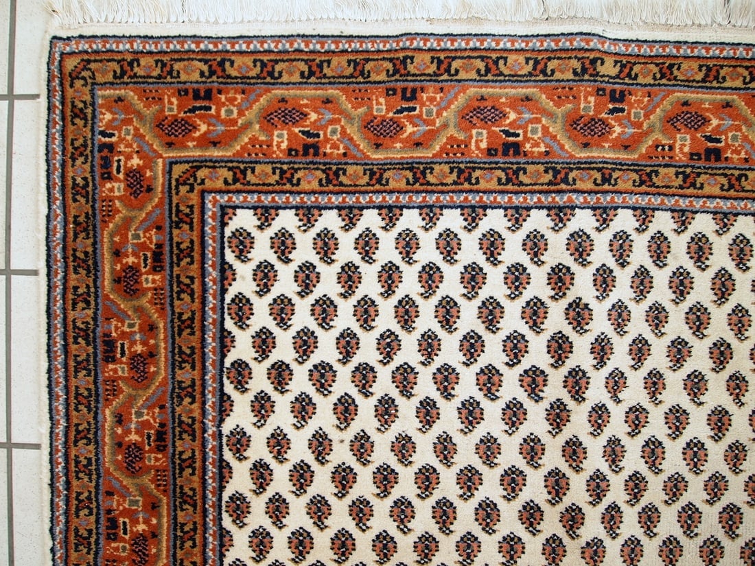 Handmade vintage Indian Seraband style rug 4' x 5.7' (122cm x 175cm) 1980s - 2
