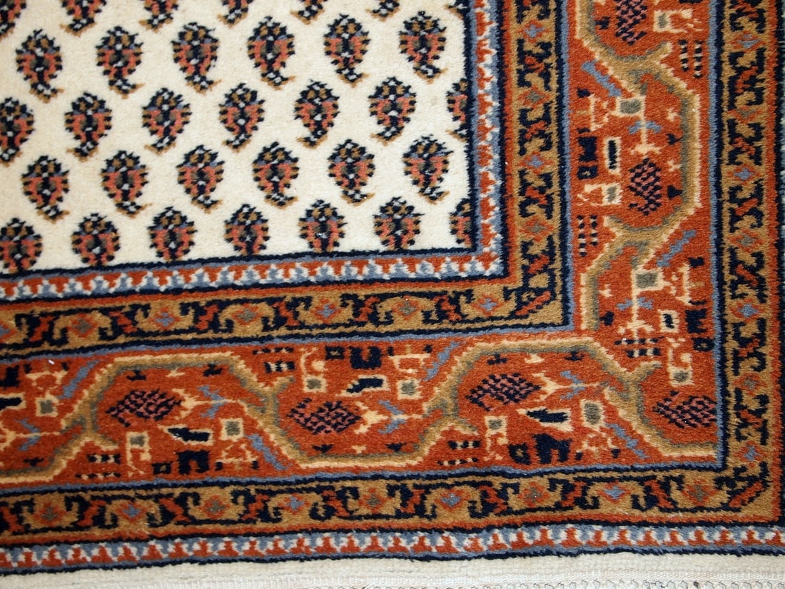 Handmade vintage Indian Seraband style rug 4' x 5.7' (122cm x 175cm) 1980s - 5