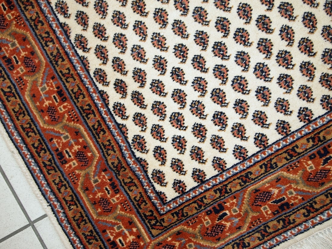 Handmade vintage Indian Seraband style rug 4' x 5.7' (122cm x 175cm) 1980s - 6