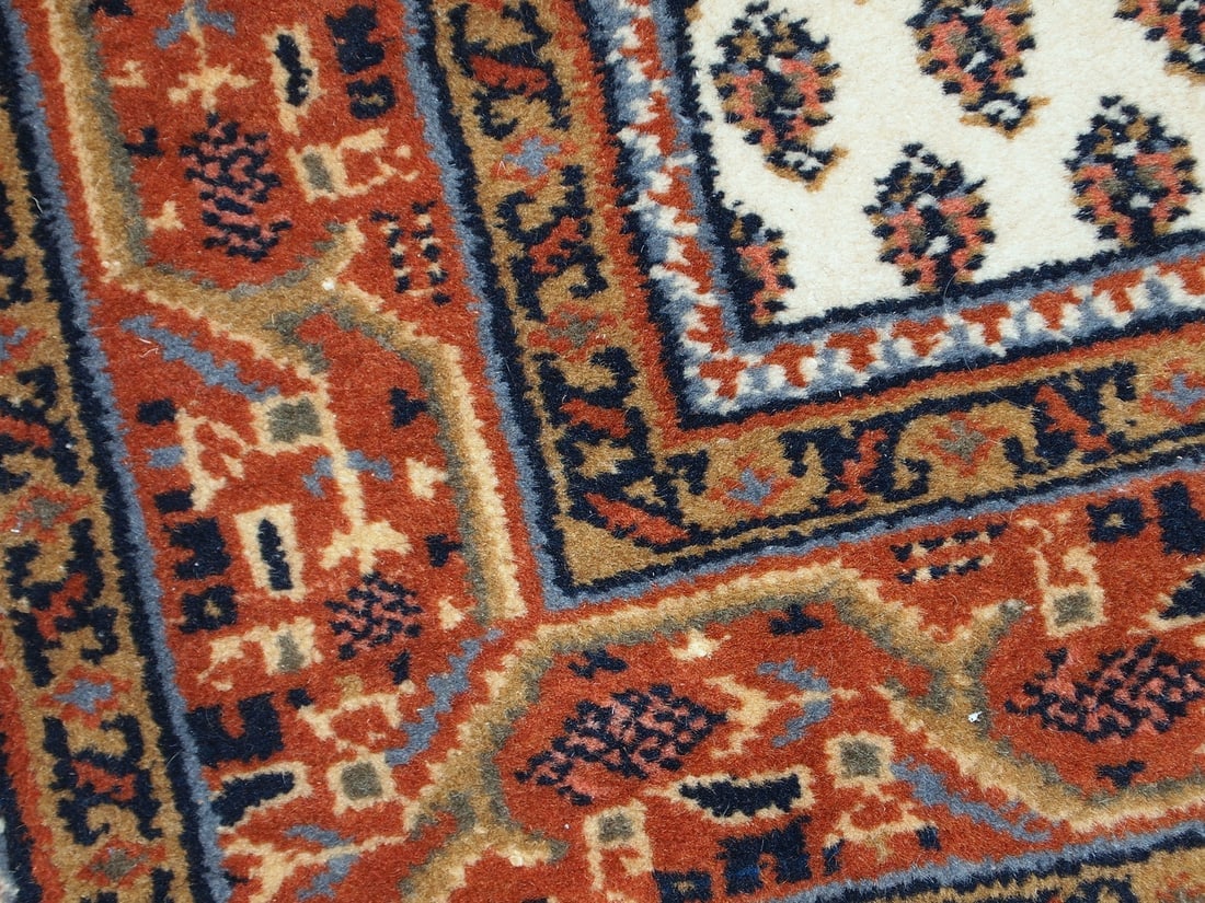 Handmade vintage Indian Seraband style rug 4' x 5.7' (122cm x 175cm) 1980s - 7