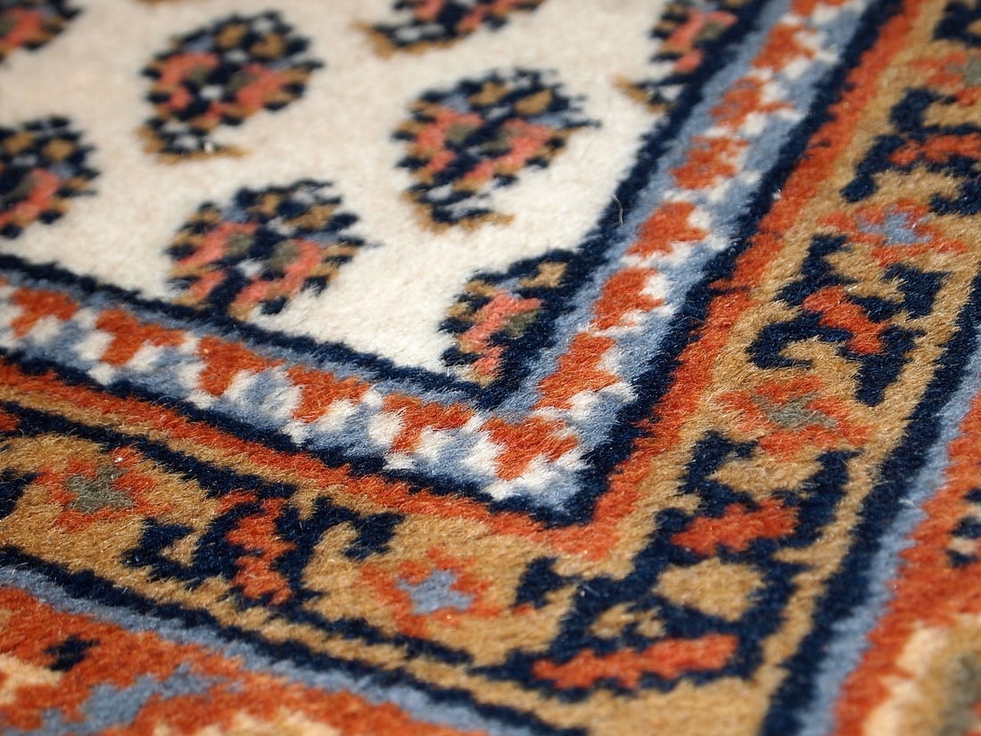 Handmade vintage Indian Seraband style rug 4' x 5.7' (122cm x 175cm) 1980s - 9