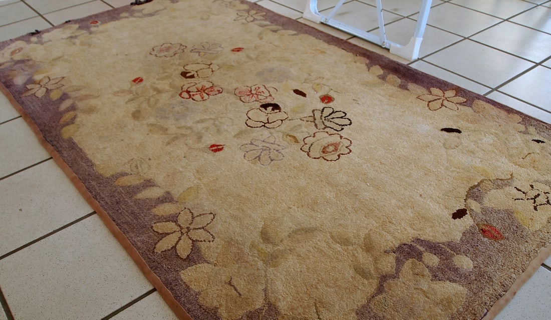 Handmade antique American Primitive Hooked rug 2.5' x 4.5' (77cm x 137cm) 1900s: Title: Handmade antique American Primitive Hooked rug 2.5' x 4.5' (77cm x 137cm) 1900s Origin:USA Dimensions: 2.5' x 4.5' (77cm x 137cm) Materials:wool Year:1900s Description:Handmade antique American