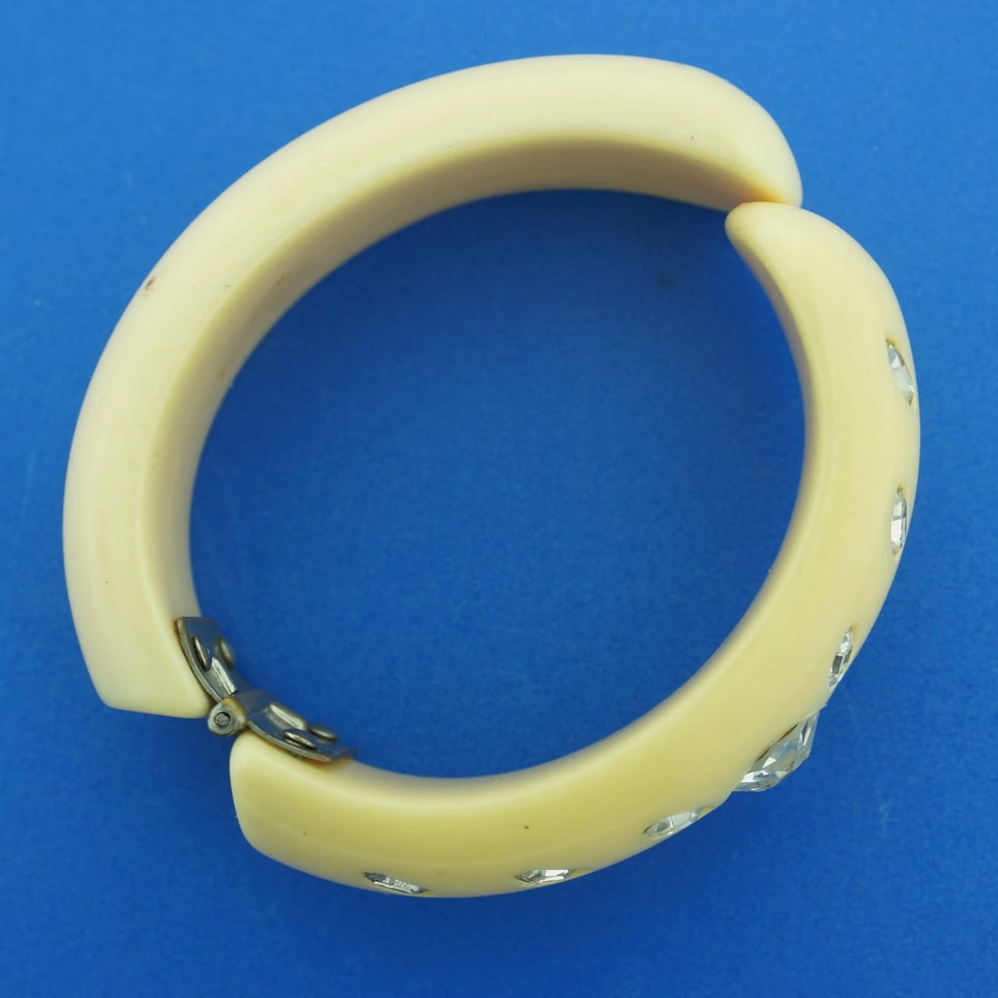 EXTRAVAGANT! COSTUME BAKELITE CUFF BANGLE BRACELET WITH GLASS INSERTS C. 1950 - 4