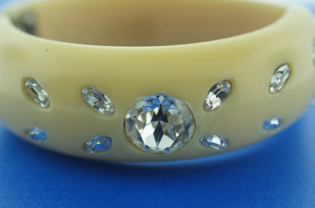 EXTRAVAGANT! COSTUME BAKELITE CUFF BANGLE BRACELET WITH GLASS INSERTS C. 1950 - 5