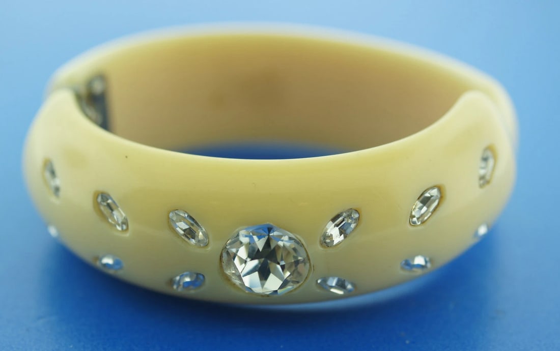 EXTRAVAGANT! COSTUME BAKELITE CUFF BANGLE BRACELET WITH GLASS INSERTS C. 1950 - 6