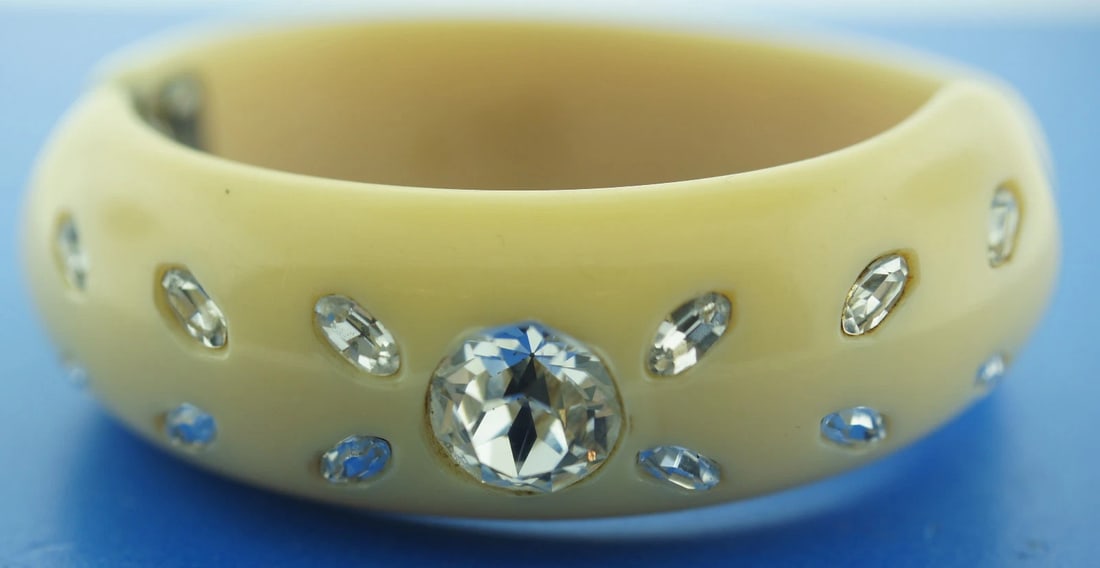 EXTRAVAGANT! COSTUME BAKELITE CUFF BANGLE BRACELET WITH GLASS INSERTS C. 1950 - 7