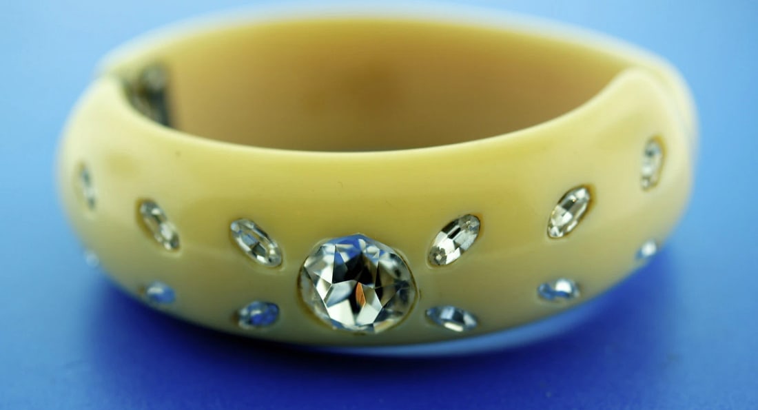 EXTRAVAGANT! COSTUME BAKELITE CUFF BANGLE BRACELET WITH GLASS INSERTS C. 1950 - 8