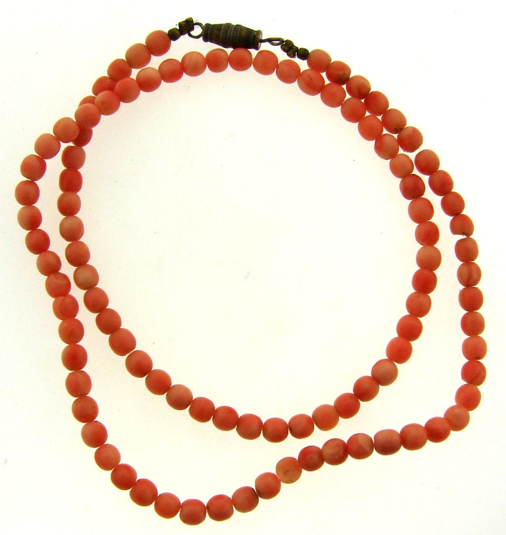 VINTAGE C.1950 CORAL STRAND NECKLACE WITH SCREW ON CLASP: Title: VINTAGE C.1950 CORAL STRAND NECKLACE WITH SCREW ON CLASP Description: N-AOO CORAL NECKLACE The piece will look absolutely amazing with any outfit. Will be a great piece that you will enjoy to