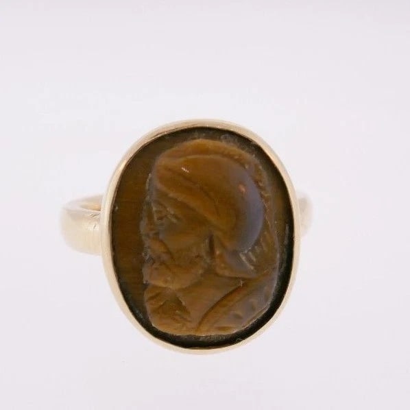 14k Yellow Gold Carved Tiger Eye Ring: Title: 14k Yellow Gold Carved Tiger Eye Ring Description: NS U00 14k yellow gold carved tiger eye ring Could be a perfect pinkie ring Stamped with a hallmark for 14k gold Measurements: Height is 7/8 i
