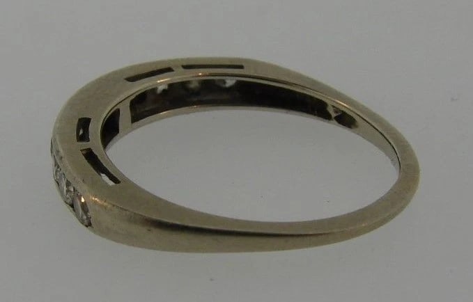 CHIC 18k White Gold & Diamond Band - 2