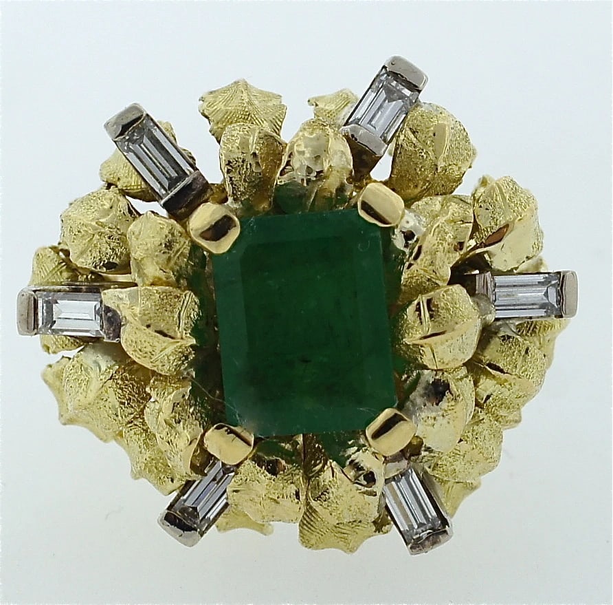 GORGEOUS 18K YELLOW GOLD NATURAL RUSSIAN EMERALD BAGUETTE DIAMOND COCKTAIL RING: Title: GORGEOUS 18K YELLOW GOLD NATURAL RUSSIAN EMERALD BAGUETTE DIAMOND COCKTAIL RING Description: N-JTOO 18K YELLOW GOLD NATURAL RUSSIAN ORIGIN EMERALD BAGUETTE CUT DIAMONDS COCKTAIL RING You have