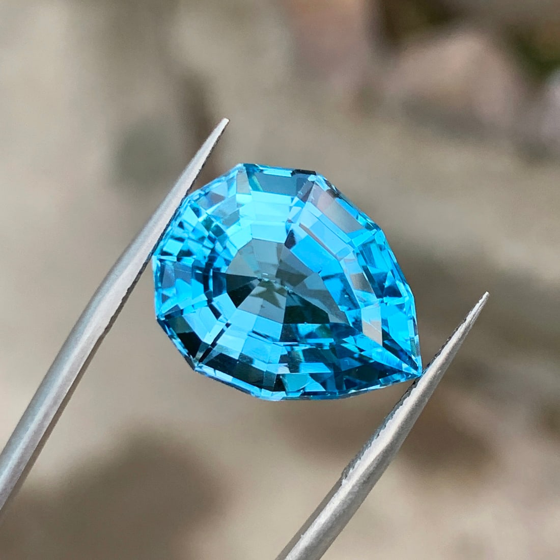 Swiss Blue Topaz Gemstone For Jewelry, Flawless Topaz Loose Gemstone, 19.35: Swiss Blue Topaz Gemstone For Jewelry, Flawless Topaz Loose Gemstone, Pear Shape Topaz Jewelry Stone, 19.35 CT Weight : 19.35 CT Dimensions : 18 x 14.5 x 11 MM Shape : Pear Color : Swiss Blue Clarity
