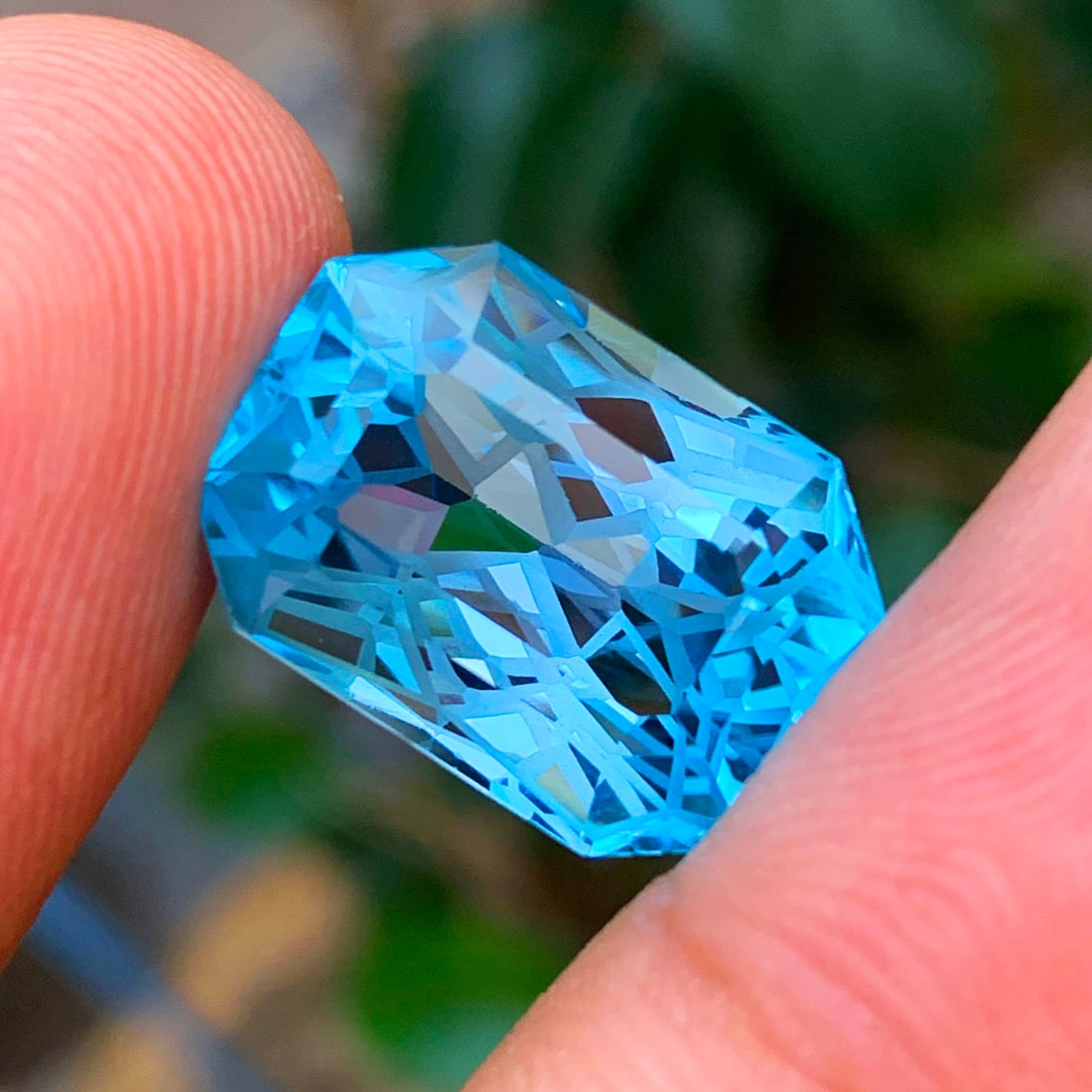 Natural Swiss Blue Topaz Gemstone, Precision Cut Topaz Ring Stone: Natural Swiss Blue Topaz Gemstone, Precision Cut Topaz Ring Stone Weight : 17.2 ct Dimensions : 17x12x10 mm Shape : Emerald (Precision Cut) Clarity : Eye Clean Color : Blue Treatment : All Blue Topaz 
