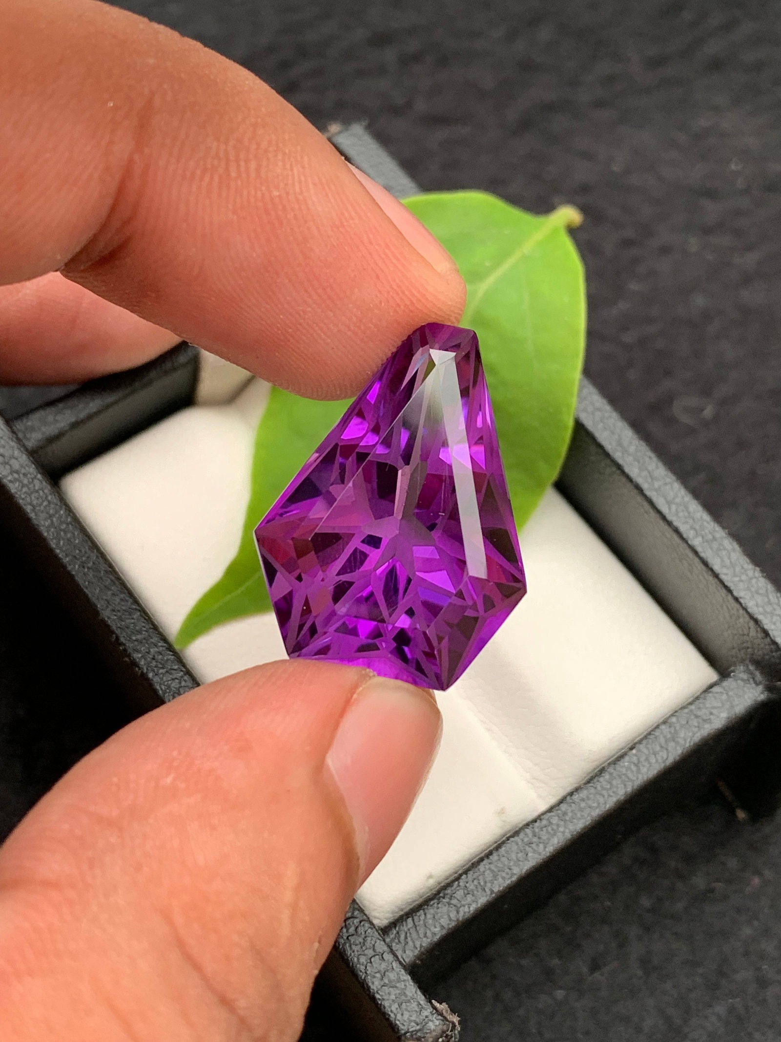 Natural Amethyst Gemstone: 21.80 Carat Trillion Cut Loose Stone - 2