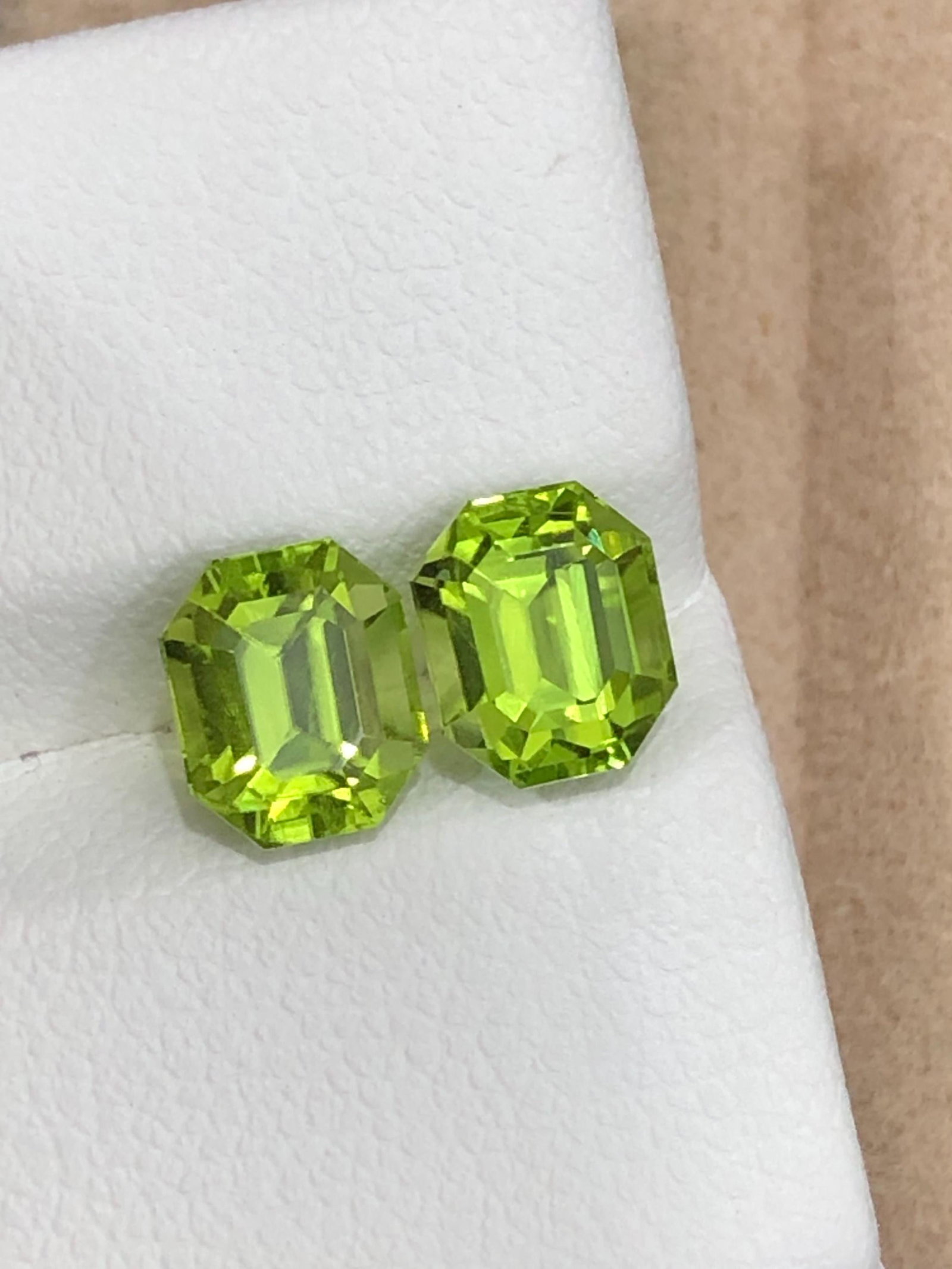 3.360 Carat Green Peridot Gemstones, Parrot Green Rock For Gold Earrings Jewelry: Supplies for making crafts Materials: Gemstone: Peridot Carat weight: 3.360 Gemology: • Weight : 3.360 carat • Dimension : 6.9 x 5.8 x 5 MM • Color : Green • Clarity : Eye