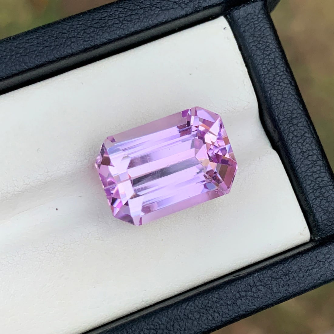 Lilac Kunzite Ring Stone, Emerald Cut Pink Kunzite Gemstone For Jewelry: Lilac Kunzite Ring Stone, Emerald Cut Pink Kunzite Gemstone For Jewelry Weight : 20.70 CT Dimensions : 18 x 12.5 x 11 mm Shape : Emerald Clarity : Eye Clean Color : Lilac Pink Treatment : None Origin 
