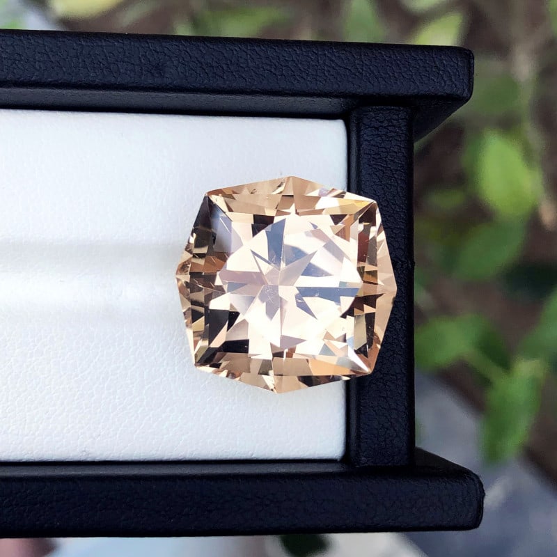Fancy Cut Topaz Loose Stone, Natural Topaz Gemstone For Jewelry, 38.45 CT: Fancy Cut Topaz Loose Stone, Natural Topaz Gemstone For Jewelry, 38.45 CT Weight : 38.45 CT Dimensions : 20 x 20 x 15 mm Color : Yellow Shape : Fancy Clarity : Flawless Treatment : None Origin : Brazi