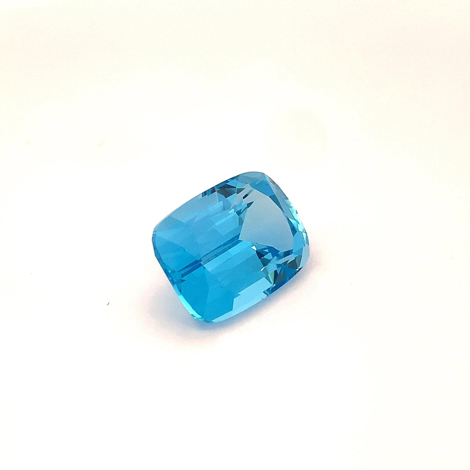 29.35 Carat Swiss Blue Topaz Cushion Cut Loose Gemstone For Ring And Jewellery: Supplies for making crafts Materials: Gemstone: Topaz Carat weight: 29.35 Topaz Details: • Weight : 29.35 carat • Dimension : 19.94*14.59*11.14 mm • Shape : Cushion Cut •