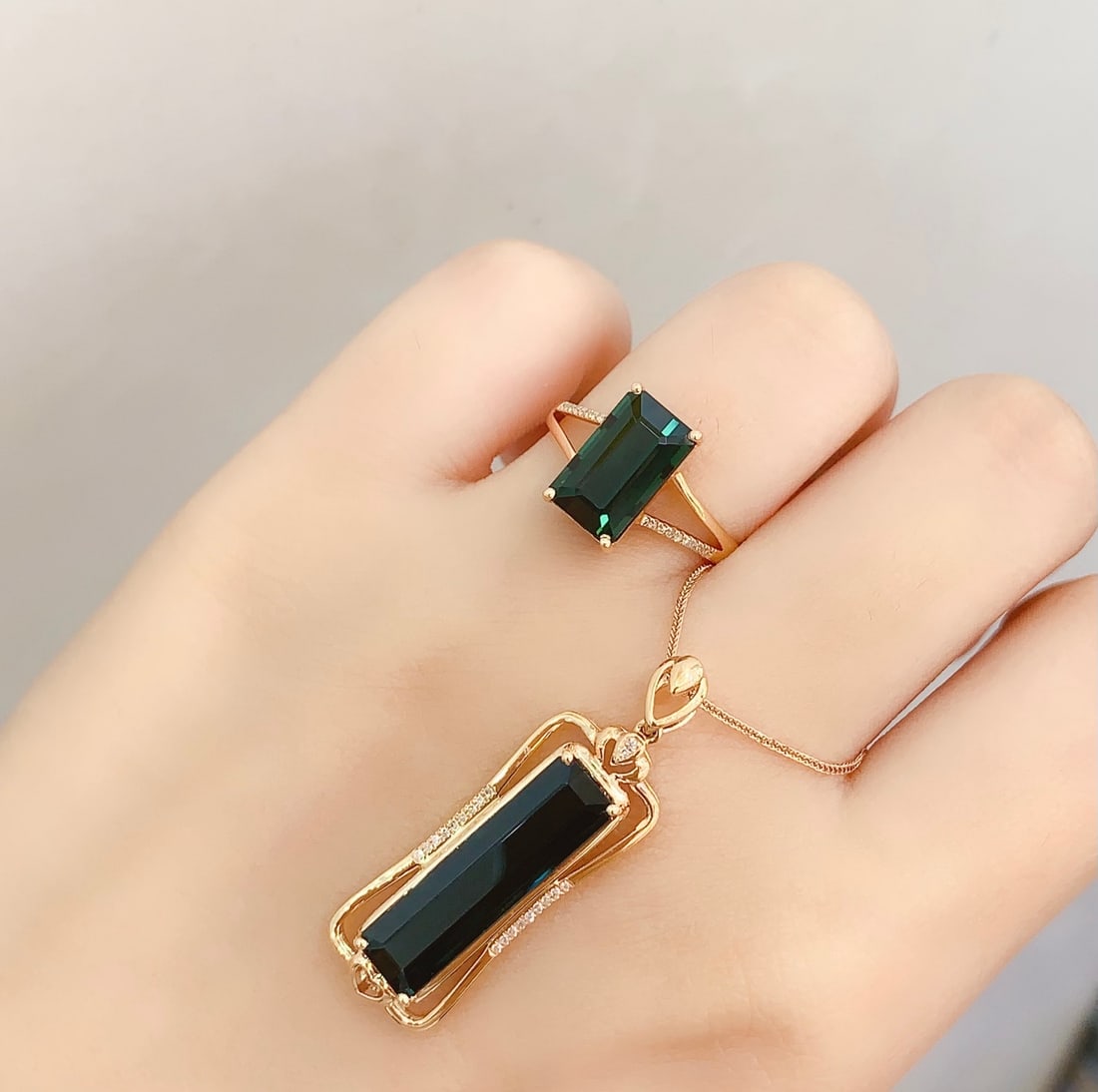 18K Gold Natural Tourmaline Set: Title: 18K Gold Natural Tourmaline Set Description: This exquisite 18K gold natural tourmaline set showcases the unique charm of tourmaline. Each gemstone is carefully selected and paired with
