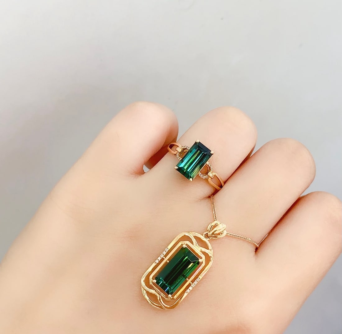 18K Gold Natural Tourmaline Set: Title: 18K Gold Natural Tourmaline Set Description: This exquisite 18K gold natural tourmaline set showcases the unique charm and noble temperament of tourmaline. Each gemstone is carefully selected