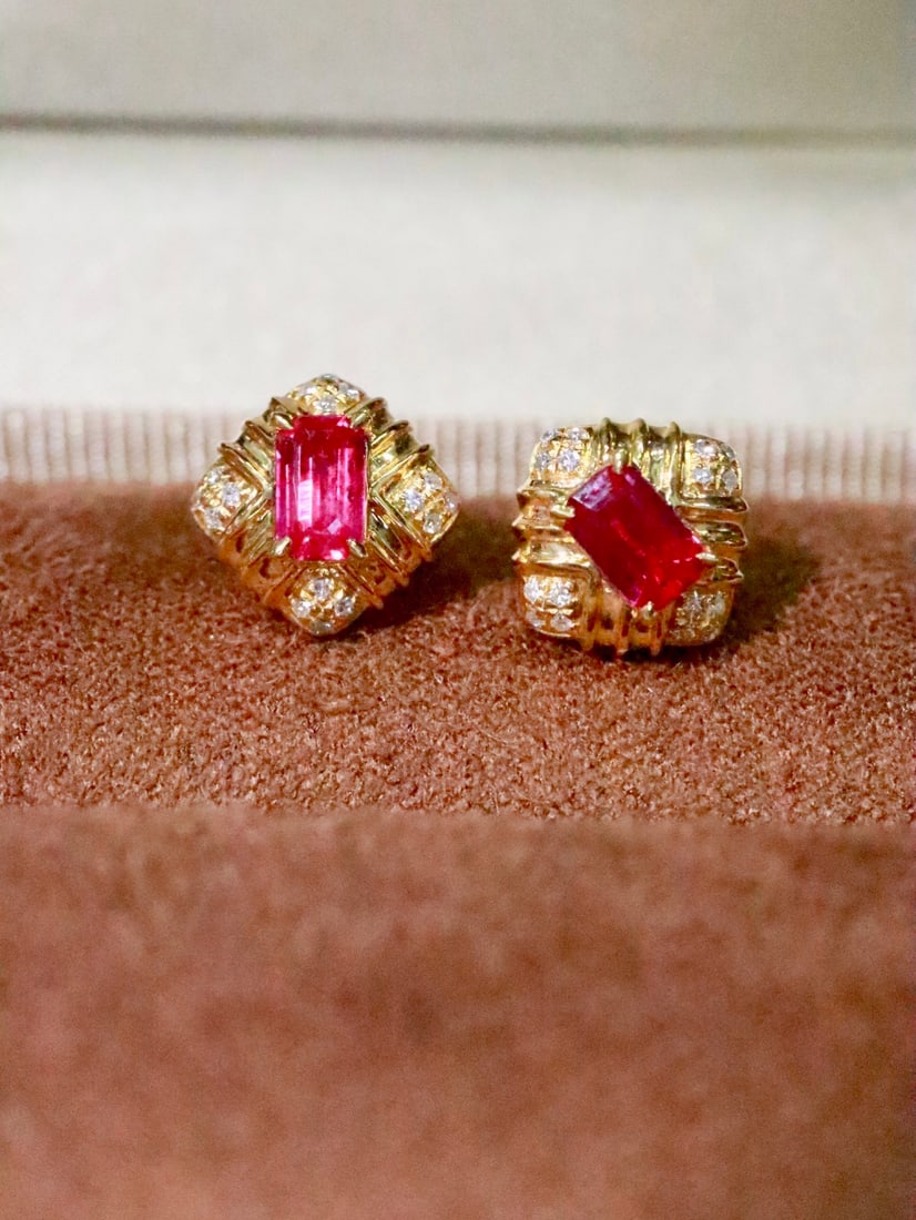 18K Gold Natural Ruby Earrings: Title: 18K Gold Natural Ruby Earrings Description: These earrings feature a natural ruby ??as the main stone, showcasing a captivating brilliance in a warm pinkish-red hue. The design is both vintage