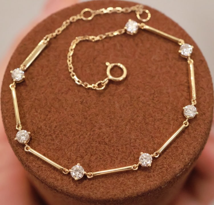 18K Gold Lab-Grown Diamond Bracelet: Title: 18K Gold Lab-Grown Diamond Bracelet Description: This bracelet features a minimalist segmented design, with each diamond resembling an independent star, showcasing unique elegance. The gentle
