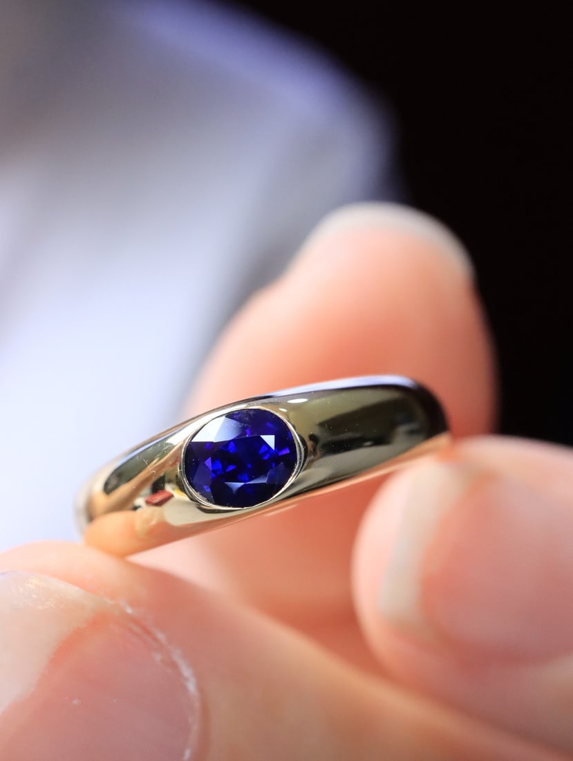 18K Gold Sapphire Ring: Title: 18K Gold Sapphire Ring Description: This ring is crafted in 18K gold, set with an elegant sapphire, showcasing a simple yet noble style. Its design is minimalist and versatile, suitable for