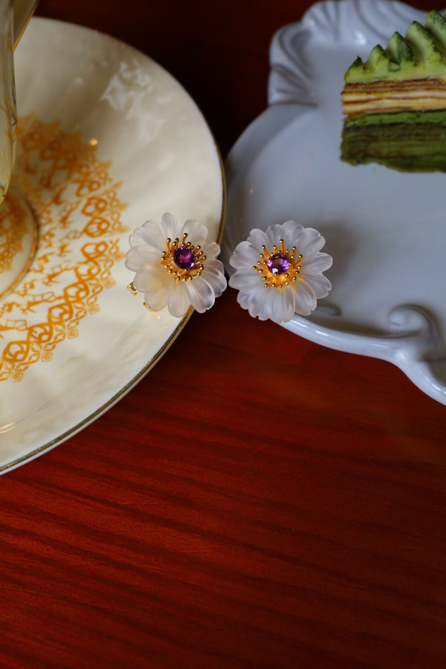 Natural White Crystal Earrings: Title: Natural White Crystal Earrings Description: These earrings are crafted from natural white crystal, with petals exhibiting a soft matte texture, showcasing exquisite craftsmanship. The center
