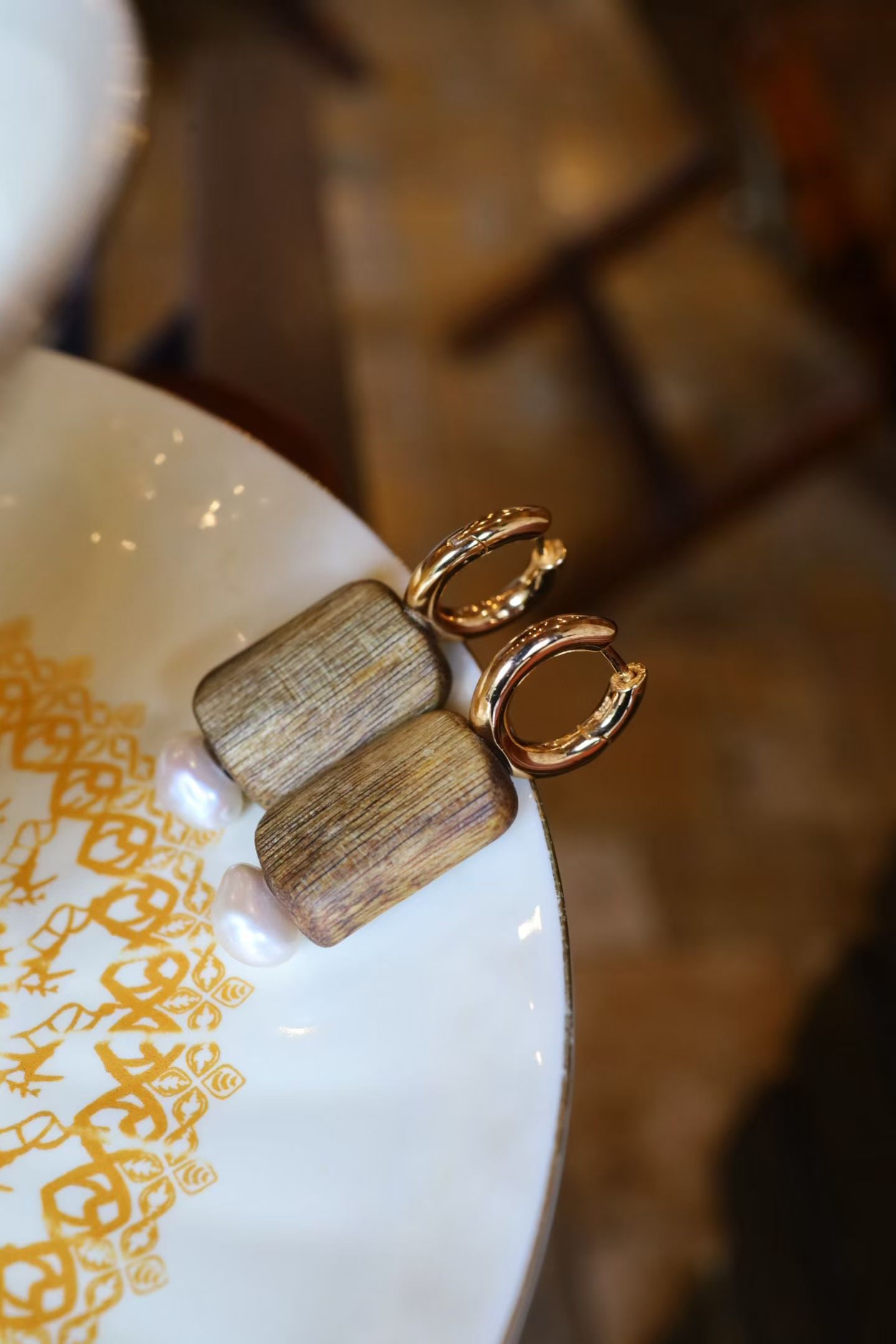 Agarwood and pearl earrings: Title: Agarwood and pearl earrings Description: The agarwood exudes an antique aroma, embodying a serene oriental charm when worn. The silver sheen complements the richness of the agarwood, with