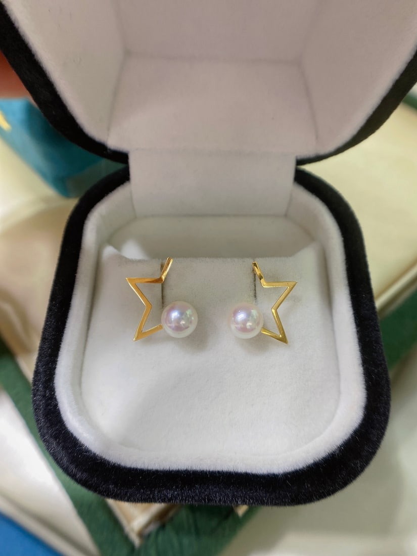 18K Gold Akoya Pearl Earrings: Title: 18K Gold Akoya Pearl Earrings Description: These earrings are crafted in 18K gold, featuring Akoya sea pearls that exhibit a natural luster. The pearls measure 6.5-7mm in diameter, displaying a