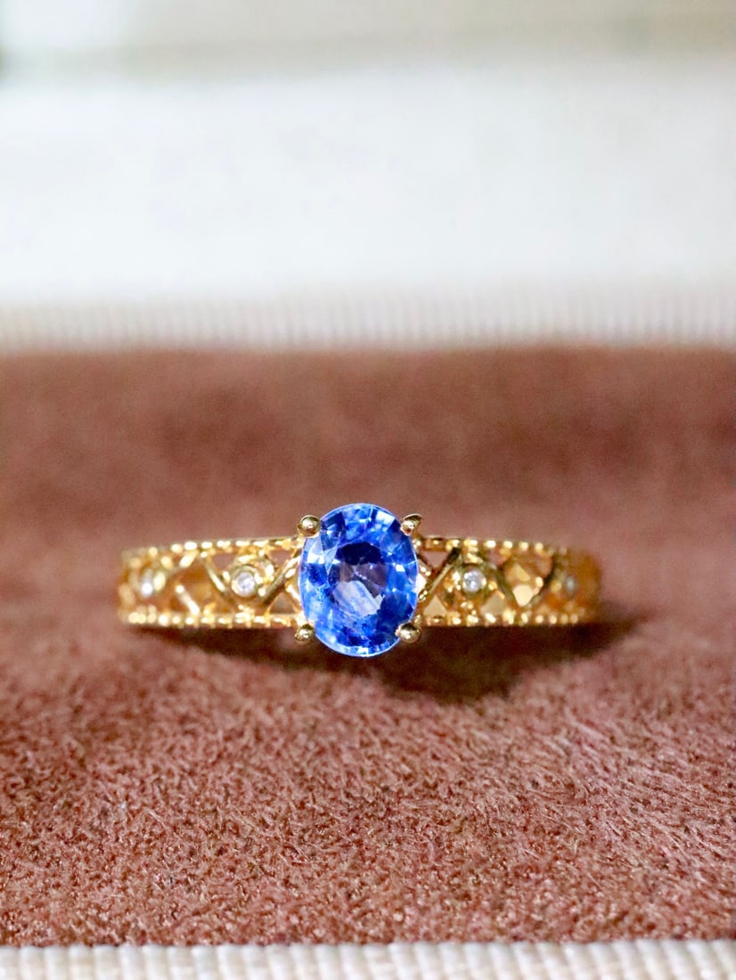 18K Gold Natural Sapphire Ring: Title: 18K Gold Natural Sapphire Ring Description: This ring features a vintage Baroque design, set with a sapphire of pure color and transparent crystal. When worn, the sapphire's brilliance compleme