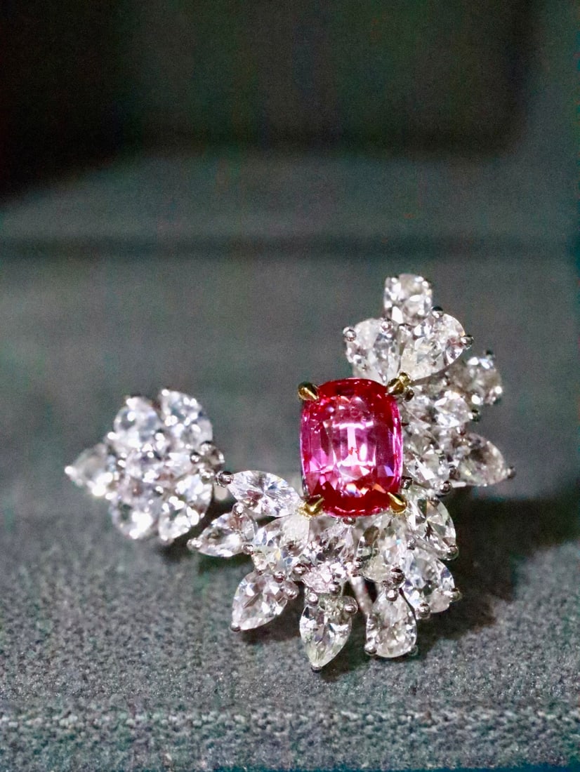 18K Gold Natural Unheated Ruby Ring: Title: 18K Gold Natural Unheated Ruby Ring Description: This ring captivates with its unique open design and dazzling diamond brilliance. The ruby is of flawless clarity and stunning color, exuding un