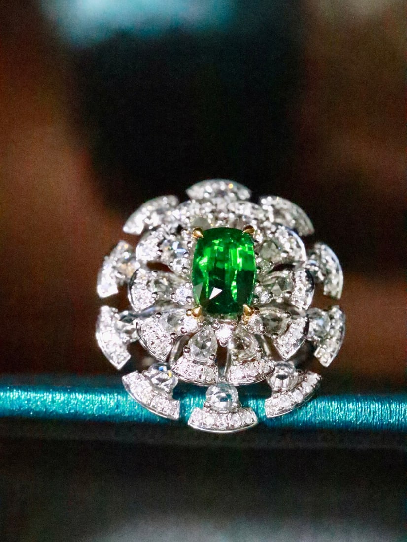18K Gold Natural Tsavorite Ring - 4