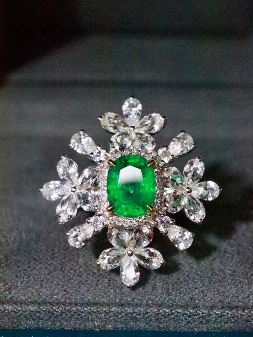 18K Gold Natural Emerald Ring: Title: 18K Gold Natural Emerald Ring Description: This emerald ring is renowned for its deep, rich color and flawless crystal. A timeless design suitable for any occasion, exuding eternal elegance.