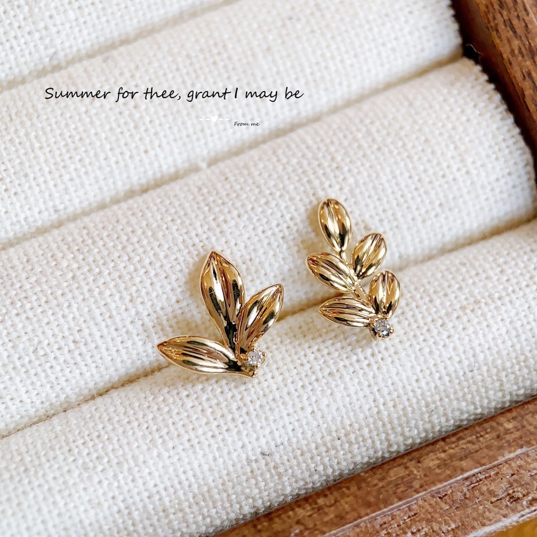 18K Gold Diamond Earrings: Title: 18K Gold Diamond Earrings Description: These 18K gold earrings are inspired by leaf design, with brilliant diamonds set at the leaf tips, showcasing exquisite craftsmanship and elegant charm.