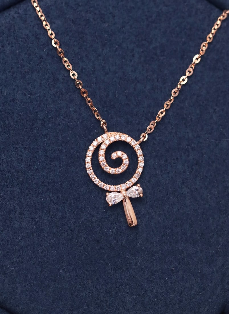 18K Gold Pear-Shaped Diamond Necklace: Title: 18K Gold Pear-Shaped Diamond Necklace Description: This necklace is crafted from 18K gold and set with a single pear-shaped diamond. Its unique and creative design, resembling a sweet candy,