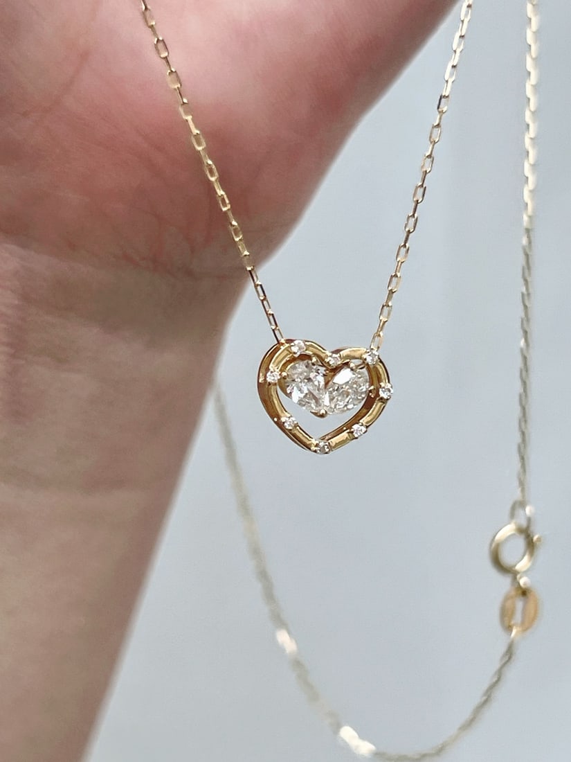 18K Gold Lab-Grown Diamond Necklace: Title: 18K Gold Lab-Grown Diamond Necklace Description: This necklace is meticulously crafted in 18K gold, set with lab-grown diamonds, showcasing a simple yet elegant design. Suitable for various occ