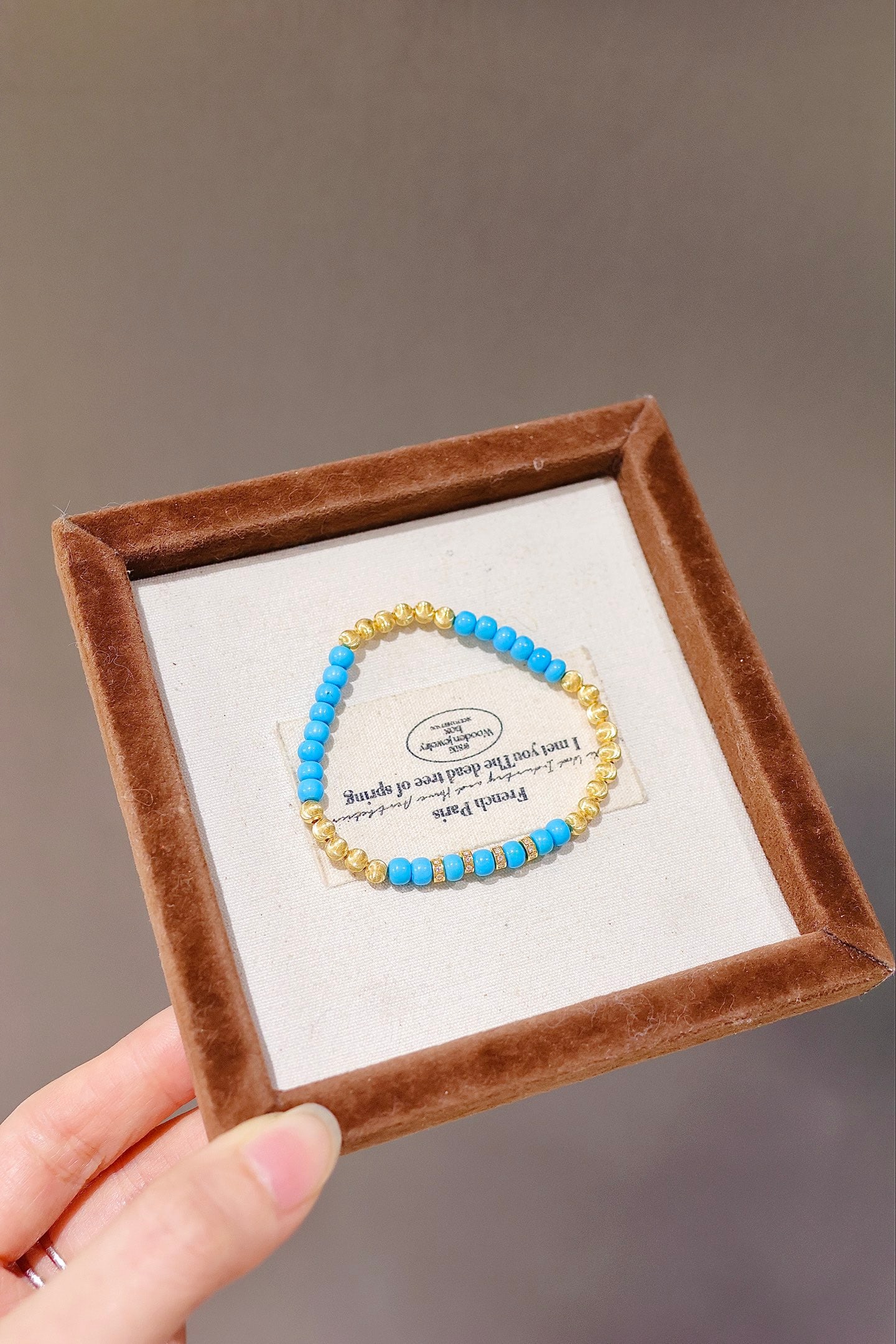 18K Gold High-Gloss Blue Turquoise Bead Bracelet: Title: 18K Gold High-Gloss Blue Turquoise Bead Bracelet Description: This bracelet features high-gloss blue turquoise beads paired with 18K gold, exuding unique elegance and charm. It complements