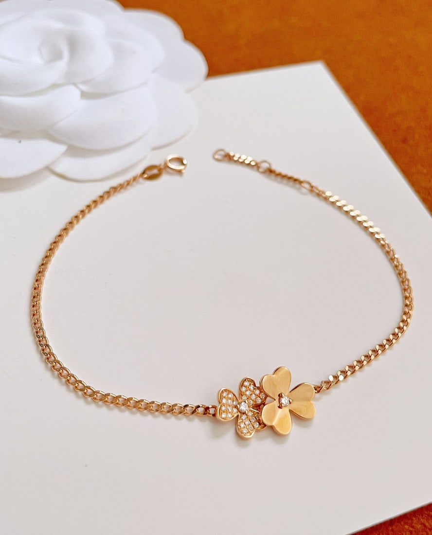 18K Gold Diamond Bracelet: Title: 18K Gold Diamond Bracelet Description: This bracelet features a design of three exquisite flowers, showcasing the brilliant sparkle of diamonds. The 18K gold material imparts an elegant and