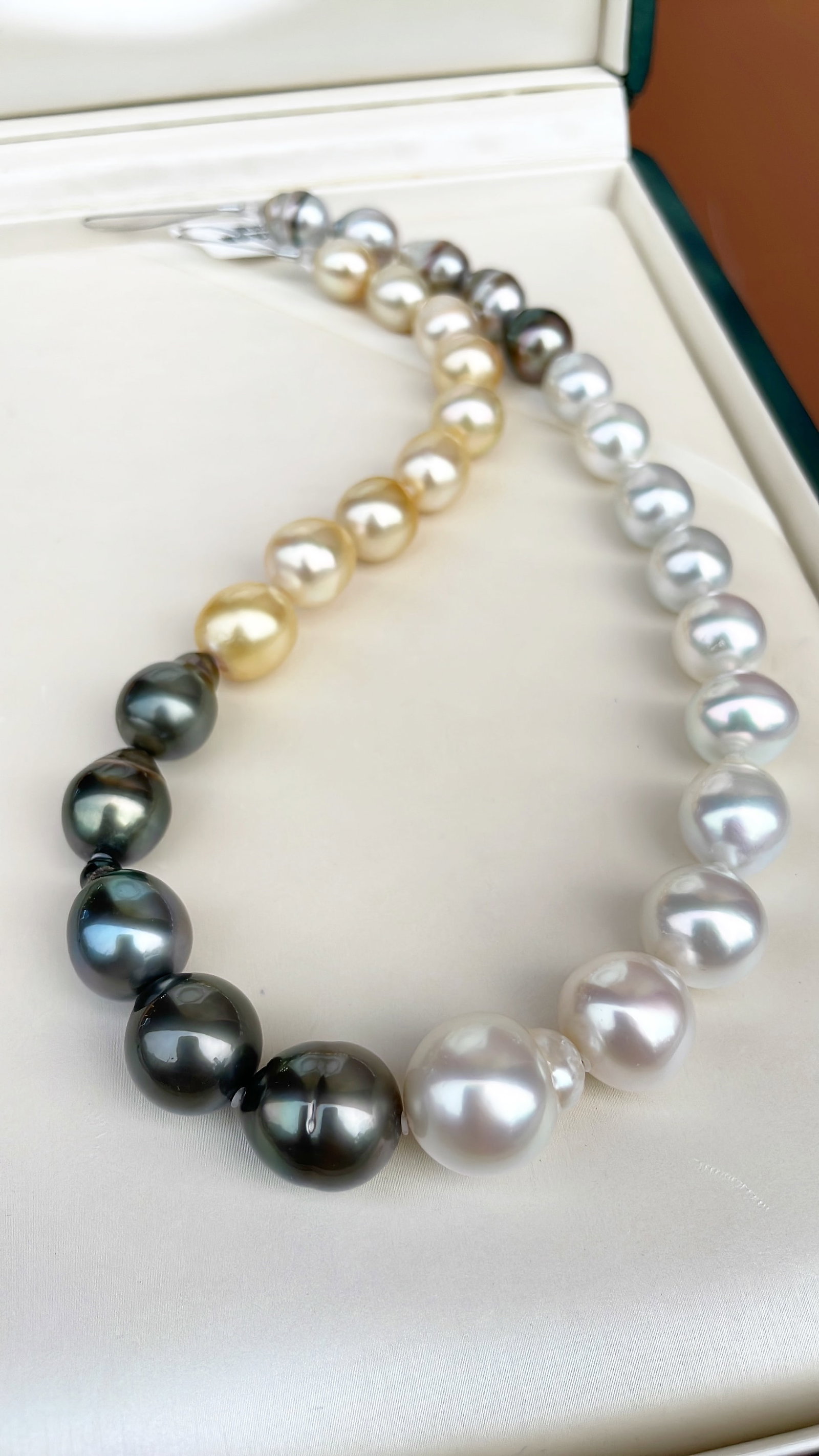 Mixed Color Large Pearl Necklace - 9