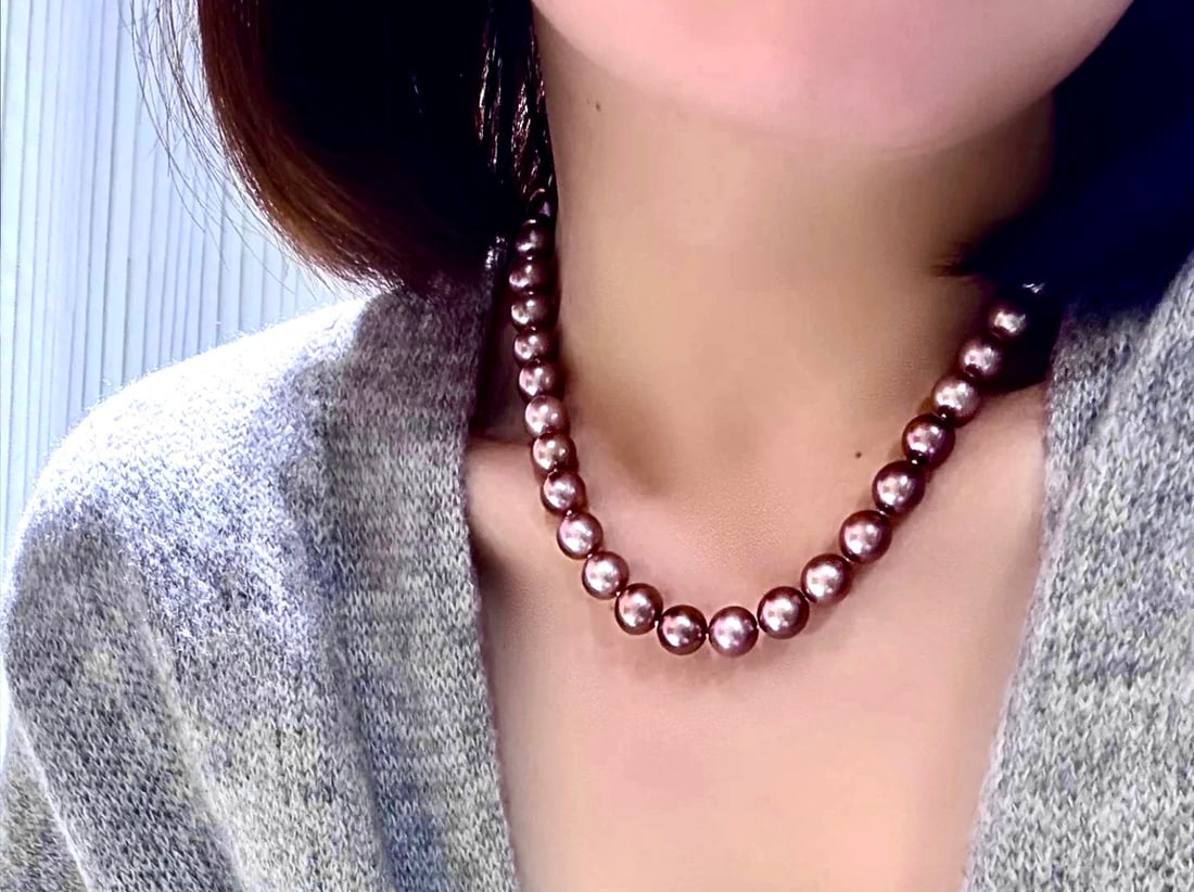 Natural Purple-Red Pearl Necklace: Title: Natural Purple-Red Pearl Necklace Description: This necklace is made of natural purple-red pearls, perfectly round with strong luster and smooth surface, exhibiting minimal blemishes. The pearl